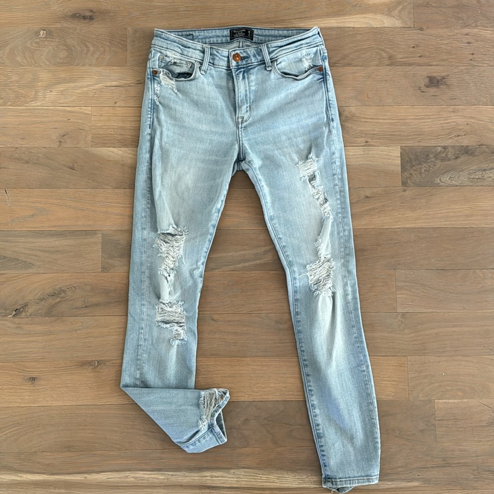 A&F Harper Low Rise Super Skinny Destroyed light wash jeans - 26 short